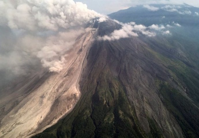 Eruptirao vulkan Colima u Meksiku, evakuisana okolna sela