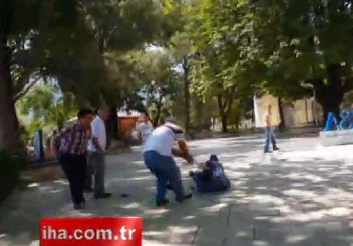 (Uznemirujući video) Ubio mu je sina, a onda je uslijedila stravična osveta!