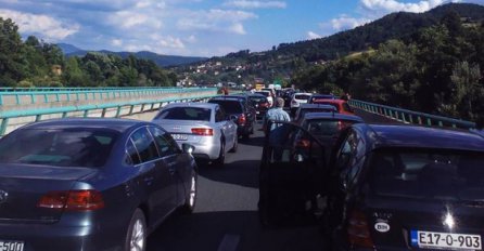 Velika kolona automobila na ulazu u Sarajevo: Pretresanje navijača Lecha