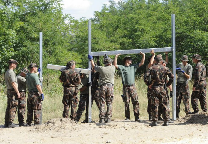 Mađarski ministar odbrane: Ograda prema Srbiji bit će gotova do 30. novembra