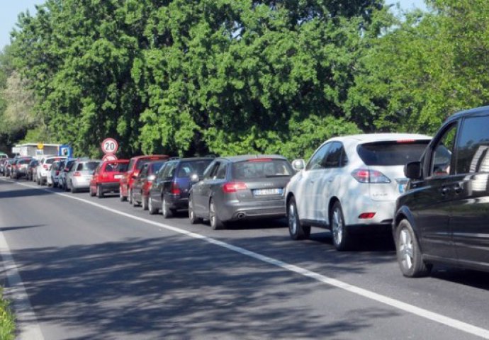 Na putevima u BiH povoljni uvjeti za vožnju i umjeren promet vozila