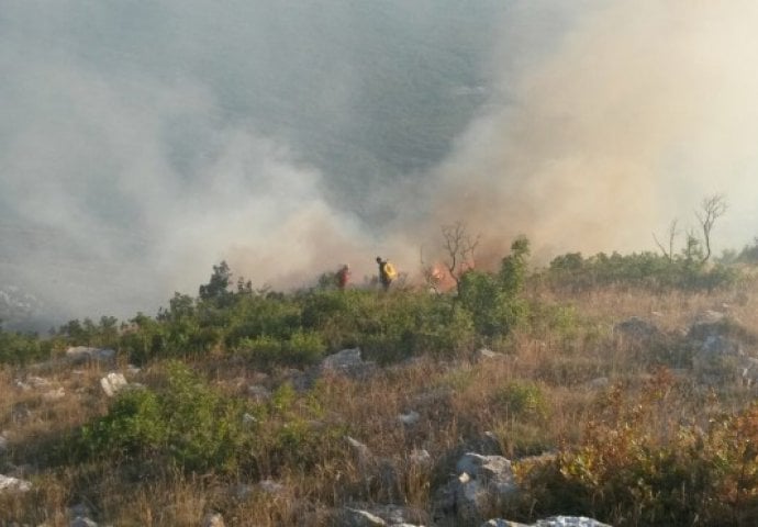 Aktivan samo jedan požar: Vojnici i vatrogasci stabilizovali situaciju u Trebinju