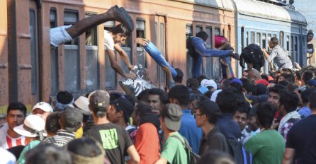 Potresne scene iz Makedonije: Migranti na sve moguće načine pokušavaju ući u natrpani voz