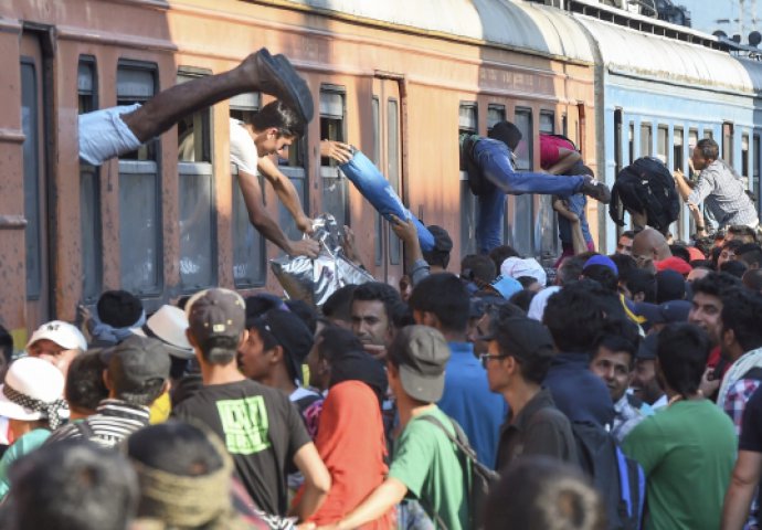 Potresne scene iz Makedonije: Migranti na sve moguće načine pokušavaju ući u natrpani voz