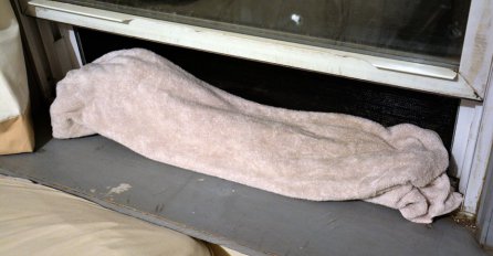 Svake večeri, on stavlja vlažan peškir na prozor. Od danas, i vi ćete raditi isto!