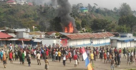 Kršćanski ekstremisti zapalili džamiju tokom bajram-namaza