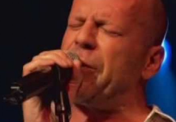  Kakav glas! Kad Bruce Willis zapjeva (VIDEO)