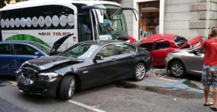 Vozaču autobusa pozlilo, pa 'pokupio' nekoliko automobila