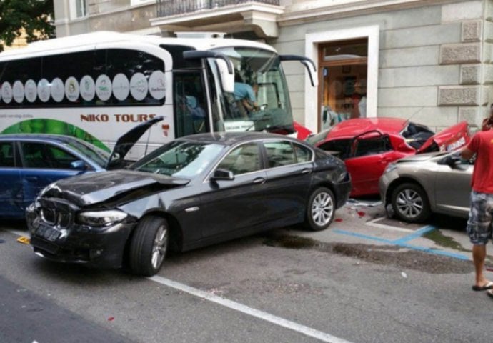 Vozaču autobusa pozlilo, pa 'pokupio' nekoliko automobila