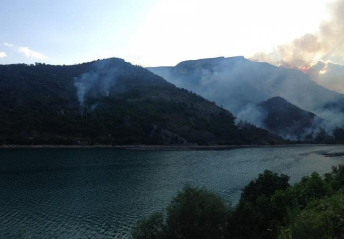 Požar iznad Salakovca i dalje aktivan, opasnost i oko Livna