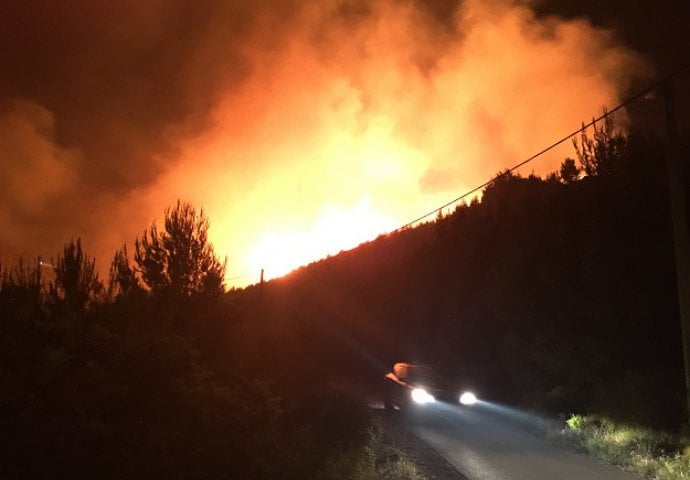 Pune ruke posla: Gasi se desetak požara, u TK intervencija zbog olujnog nevremena