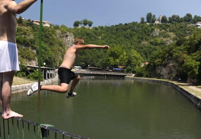 (FOTO) Život pod crvenim meteo alarmom: Sarajevske ulice puste, mladići spas traže u Miljacki