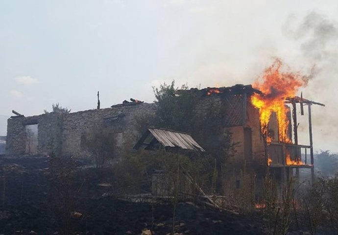 Bosansko Grahovo: Požar izmakao kontroli, mještanima potrebna pomoć