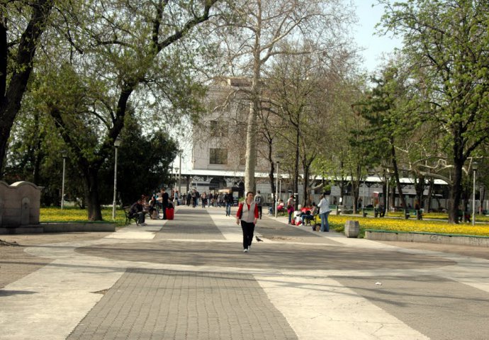 Stotine ljudi mjesecima spava u parku kod beogradske autobuske stanice