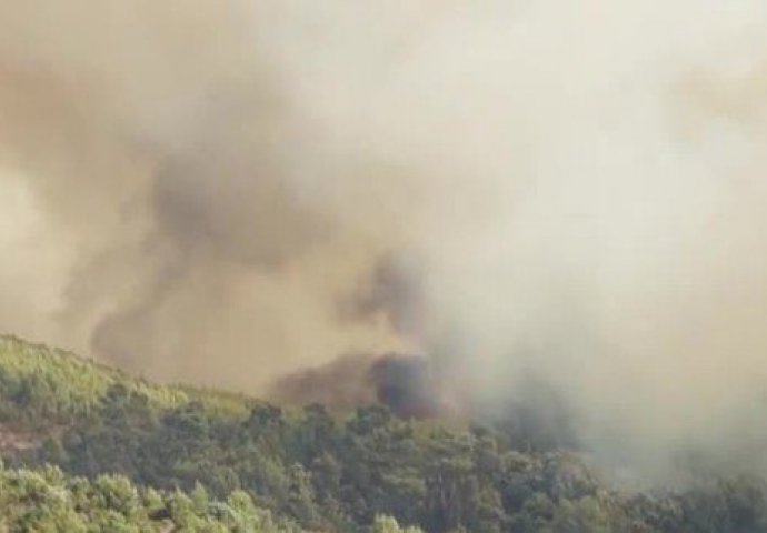 Vatrene stihije bukte na Pelješcu i Korčuli, situacija i dalje kritična