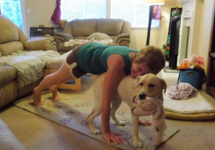 Društveni aerobik: Pogledajte na koji način ovaj pas ometa svoju vlasnicu tokom vježbanja!