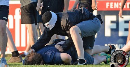 Navijači Leedsa i Eintrachta mlatili se nasred terena!