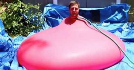 EKSPERIMENT STOLJEĆA: Ušao u vodeni balon i napravio nešto jako glupo