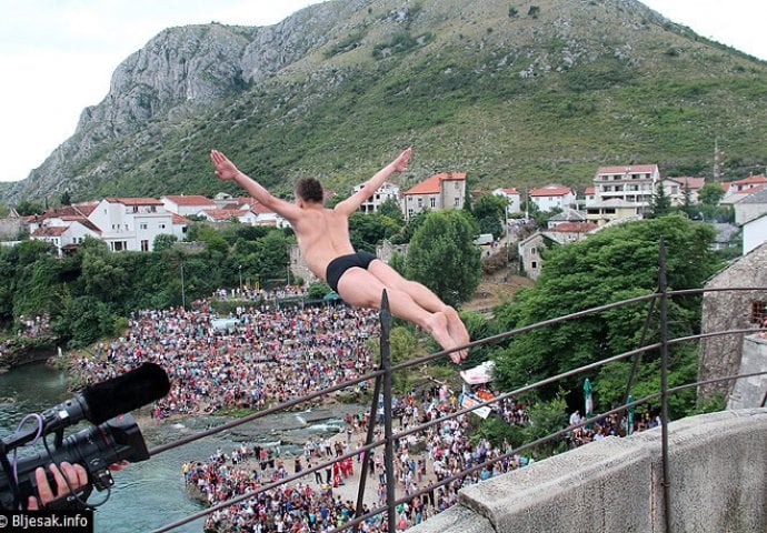 Članovi Predsjedništva BiH na obilježavanju godišnjice Starog mosta