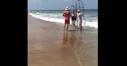 Glupost je neuništiva: Par htio u more ogrnut u kaveze protiv morskih pasa