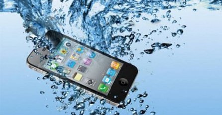 Ovo je najlakši način da spasite svoj mobitel ukoliko upadne u vodu 