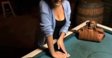(VIDEO) Stavila je ruke na stol i počela ih okretati, a kad vidite šta je uradila neće vam biti dobro!