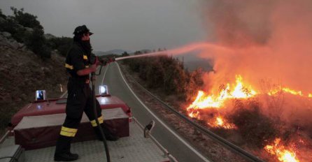 Vatrogasci čitavu noć spašavali uće na Pelješcu, kanaderi se vraćaju na teren