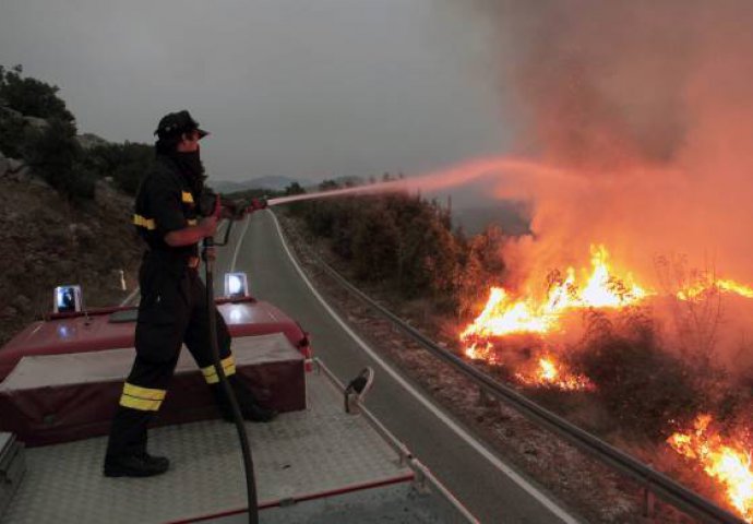 Vatrogasci čitavu noć spašavali uće na Pelješcu, kanaderi se vraćaju na teren