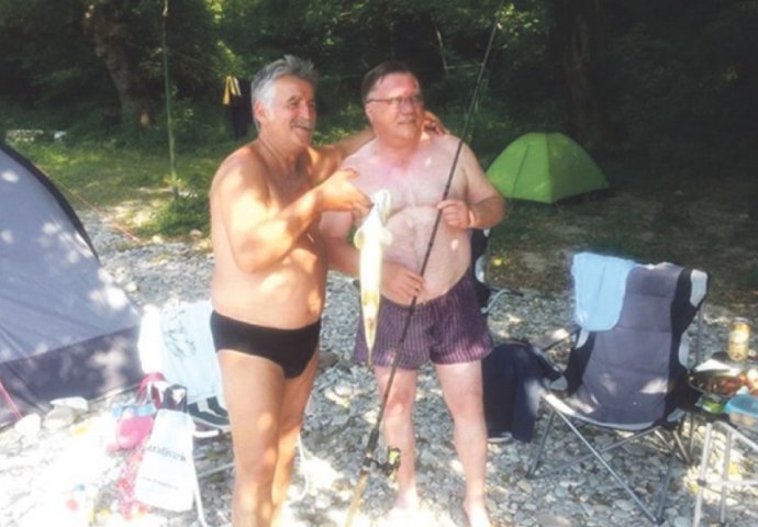 Halidova 'fotka' u kupaćim gaćama dok lovi ribu,  postala hit na internetu 