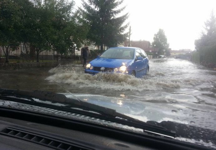 (FOTO) Olujno nevrijeme pogodilo Bugojno 