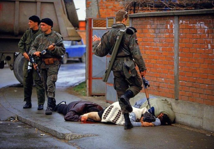 Ovo je šokiralo region: Znate li ko je Beograđanin sa slike koji udara mrtvu ženu u Bijeljini?