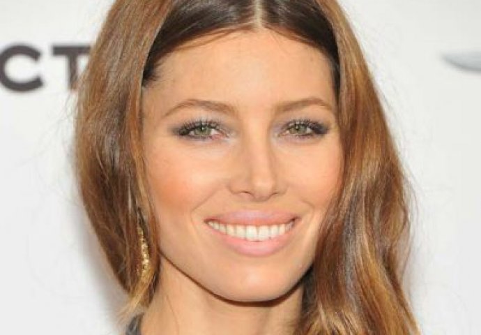 LIJEPO A JEDNOSTAVNO: Ovo su popularne frizure koje morate probati