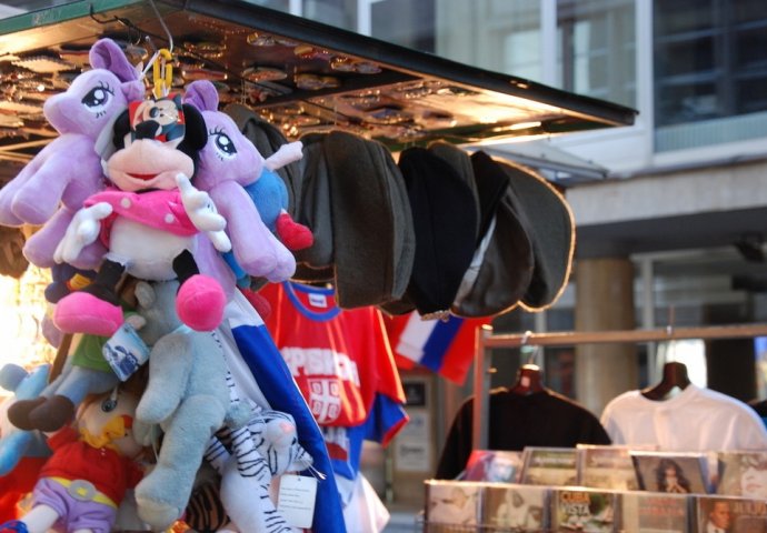 Prodavati četničke majice je u redu, sem kada Bakir šeta Knezom