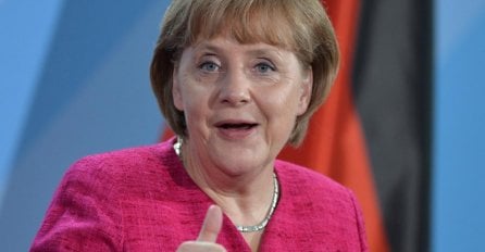 PALA NAJMOĆNIJA ŽENA SVIJETA Angela Merkel završila na podu restorana, krenula je sjesti...