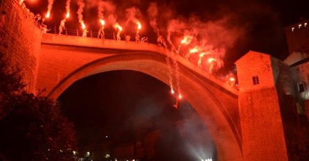 Spektakularnim skokovima uz baklje završeni 449. skokovi sa Starog mosta