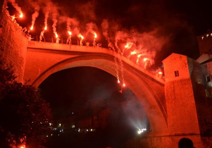 Spektakularnim skokovima uz baklje završeni 449. skokovi sa Starog mosta