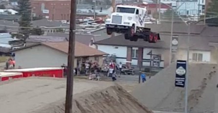 (VIDEO) Kamionom teškim devet tona "odletio" čak 50 metara