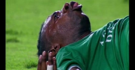 (UZNEMIRUJUĆI SNIMAK) Nakon stravičnog pada na glavu fudbaler bi mogao ostati paralizovan 