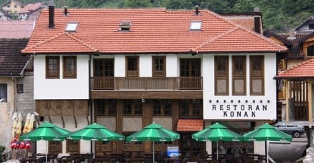 U hotelu "Konak" u Konjicu konobar tacnom punom suđa gađao Holanđanku