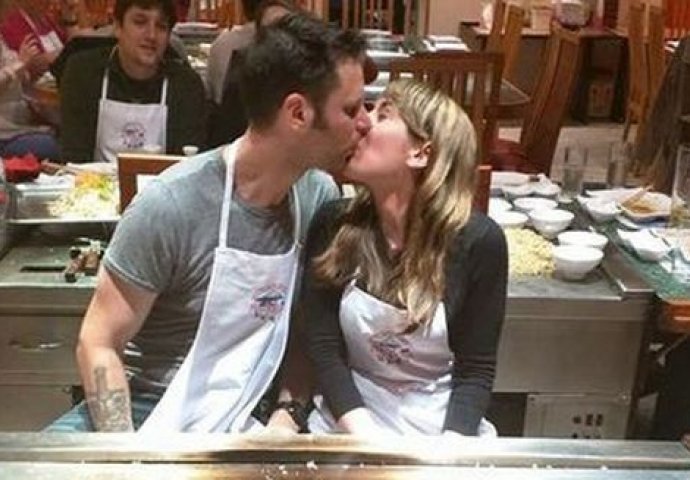 Hit fotografija: Umrijet ćete od smijeha kad vidite šta piše ispred ovog sretnog para