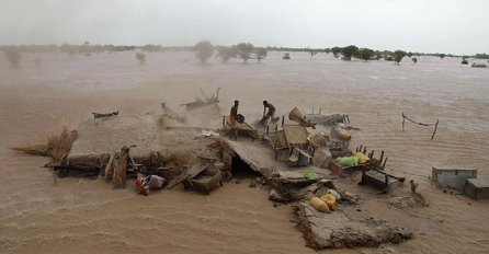 U poplavama poginula 81 osoba, uništeno gotovo 2.000 kuća 