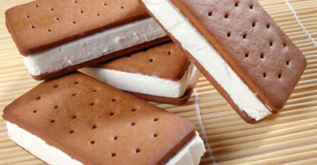 Uzela je slamku i izbušila rupe na kori za tortu. Rezultat je nevjerovatan 