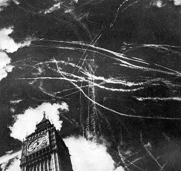 picture-showing-the-dogfight-between-german-and-british-planes-and-the-london-sky-after-a-bombing-in-the-year-1940