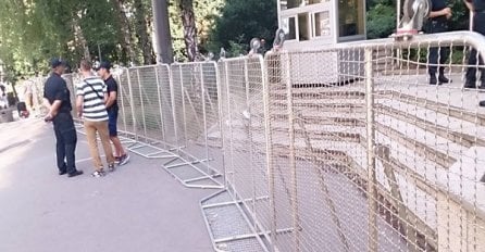 Postavljena zaštitna ograda: Veći broj policajaca i osiguranja ispred zgrade Parlamenta FBiH!