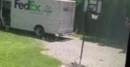 (VIDEO) Dostavljač je mislio da nema nikog kući, a onda se odlučio malo zabaviti