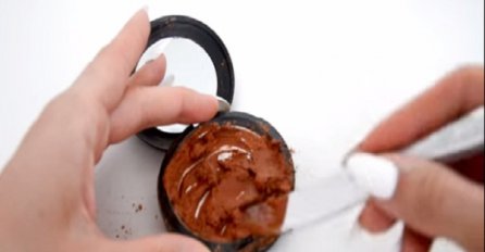 Ona je dodala alkohol u svoj puder. Kad vidite zašto, uradit ćete isto!