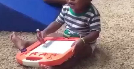 Ova beba poludi kad čuje svoju omiljenu pjesmu! Pogledajte njenu reakciju!