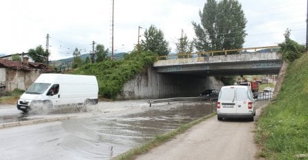 Ulice Zenice pod vodom: Jaka kiša otežavala saobraćaj