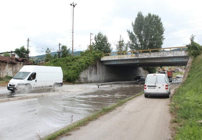 Ulice Zenice pod vodom: Jaka kiša otežavala saobraćaj