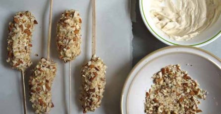 Stavila je štapić od sladoleda u bananu. Krajnji rezultat će vas oduševiti!